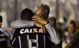 Ralf é escolhido para erguer a taça do título brasileiro do Corinthians
