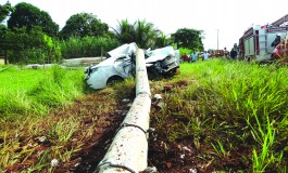 Jovem bate carro em poste e namorada morre na Capital