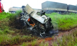 Caminhonete bate em carreta, explode e mata condutor