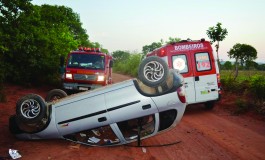 Sem usar cinto de segurança, mulher morre em capotamento