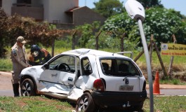 Condutor de corsa faz retorno em pista proibida e provoca colisão