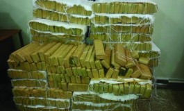 Traficantes abandonam picap Strada com meia tonelada de maconha na 163