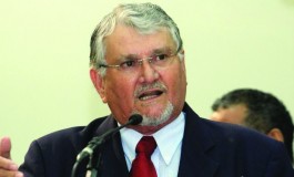 Zeca ameaça manifestante e pode ser processado
