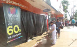 População faz fila para garantir compras no Black Friday em Dourados