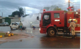 Bombeiros são acionados para apagar chamas em veículo