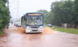 Chuva prejudica trânsito e deixa moradores ilhados na Capital
