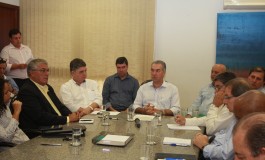 Com sindicatos e entidades, Reinaldo anuncia pagamento e 13º salário