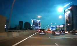 Meteoro em chamas ilumina céu de Bangcoc