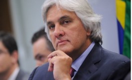 Delcídio deixa cela da PF e é transferido para batalhão da PM do DF