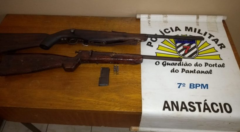 Denúncia leva PM a flagrar armas de fogo em residência de Anastácio; dono é preso