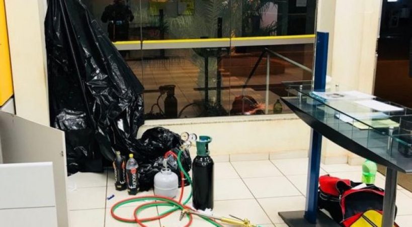 Bandidos invadem banco e um deles morre em confronto com a Polícia