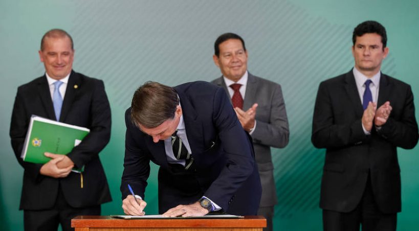Bolsonaro assina decreto que flexibiliza a posse de armas
