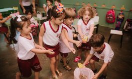 Com a "mão na massa" crianças comemoram o dia do zelador
