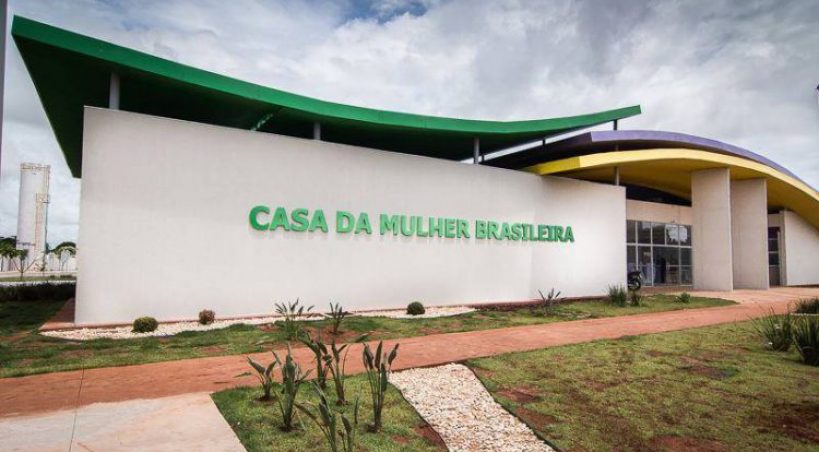 Mulher procura a polícia para denunciar marido e irmão por estupro coletivo