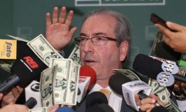 Manifestante interrompe fala de Cunha e joga dólares falsos