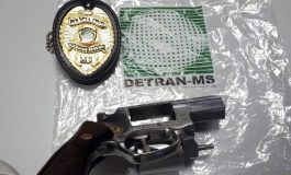 Servidor do Detran flagra homem pegando arma usada em crime escondida em carro apreendido
