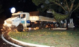 Carreta destrói monumento de dinossauro em Nioaque