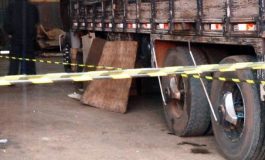 Homem morre após roupa enroscar em eixo de caminhão