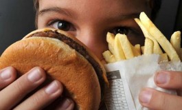 Mau hábito alimentar é a principal causa de obesidade em crianças e adultos