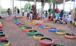 Com pneus transformados em brinquedos, Agepen entrega 4º parque de diversões