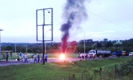 Moradores bloqueiam MS-338 em Santa Rita do Pardo